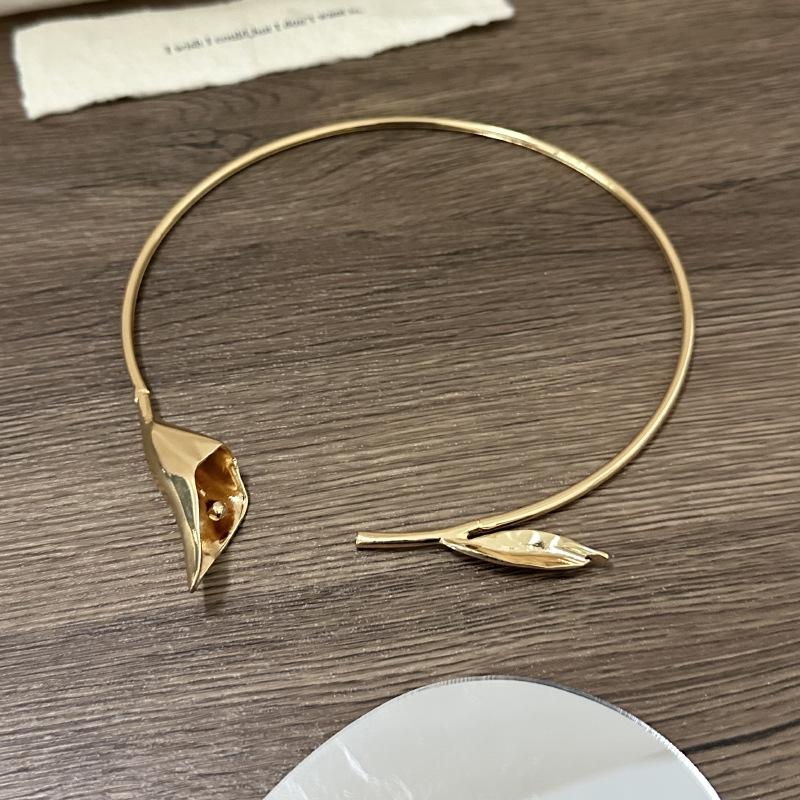 Simple And Light Luxury Temperament Cold Style Metal Leaf Flower Necklace Fashionable Personality Clavicle Chain Open Collar