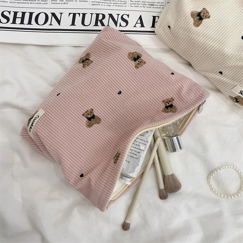 Schattige Cartoon Beer Corduroy Make-uptasjes voor Dames Draagbare Dames Clutch Portemonnee Lippenstift Make-up Doosje Commute Vrouwen Opbergtas