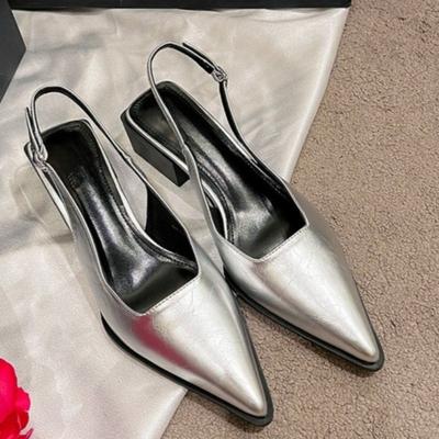 Mode Baotou Sandalen Sommer Neu Spitzschuh Flacher Ausschnitt Lackleder Metallschnalle Weiche Sohle Rutschfest Abriebfest Absatzschuhe