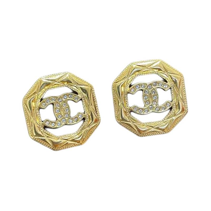 

CHANEL [24A new product] double C shape metal earrings women s gold золотий