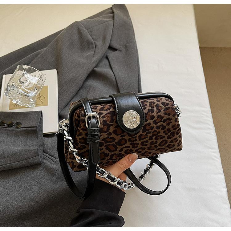 

Niche retro leopard print chain small bag women s 2025 new fashion foreign style shoulder messenger bag чёрный