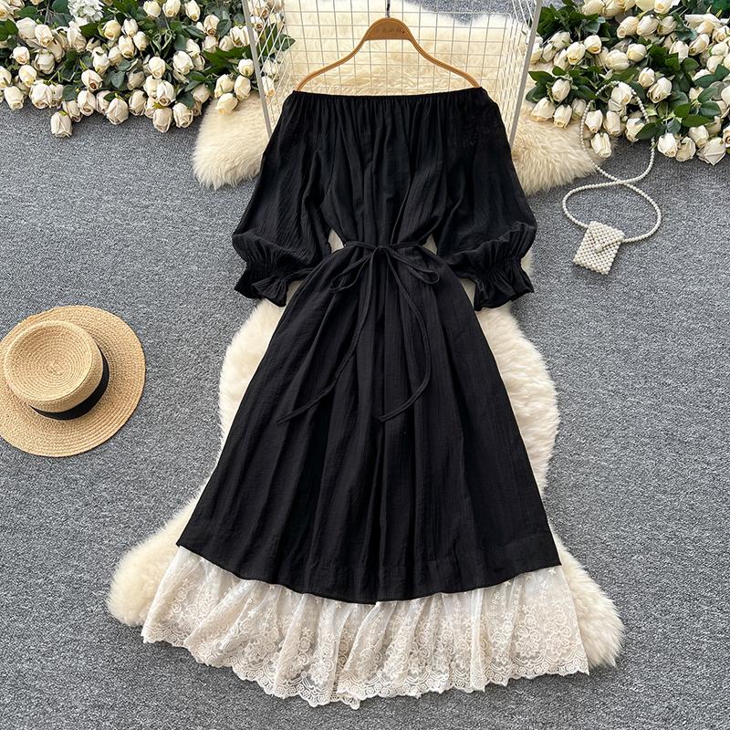 

Милое женское платье с вырезом-лодочкой, длинными рукавами-фонариками, бандажной сборкой на талии, вставками из кружева, свободного А-силуэта One Size чёрный