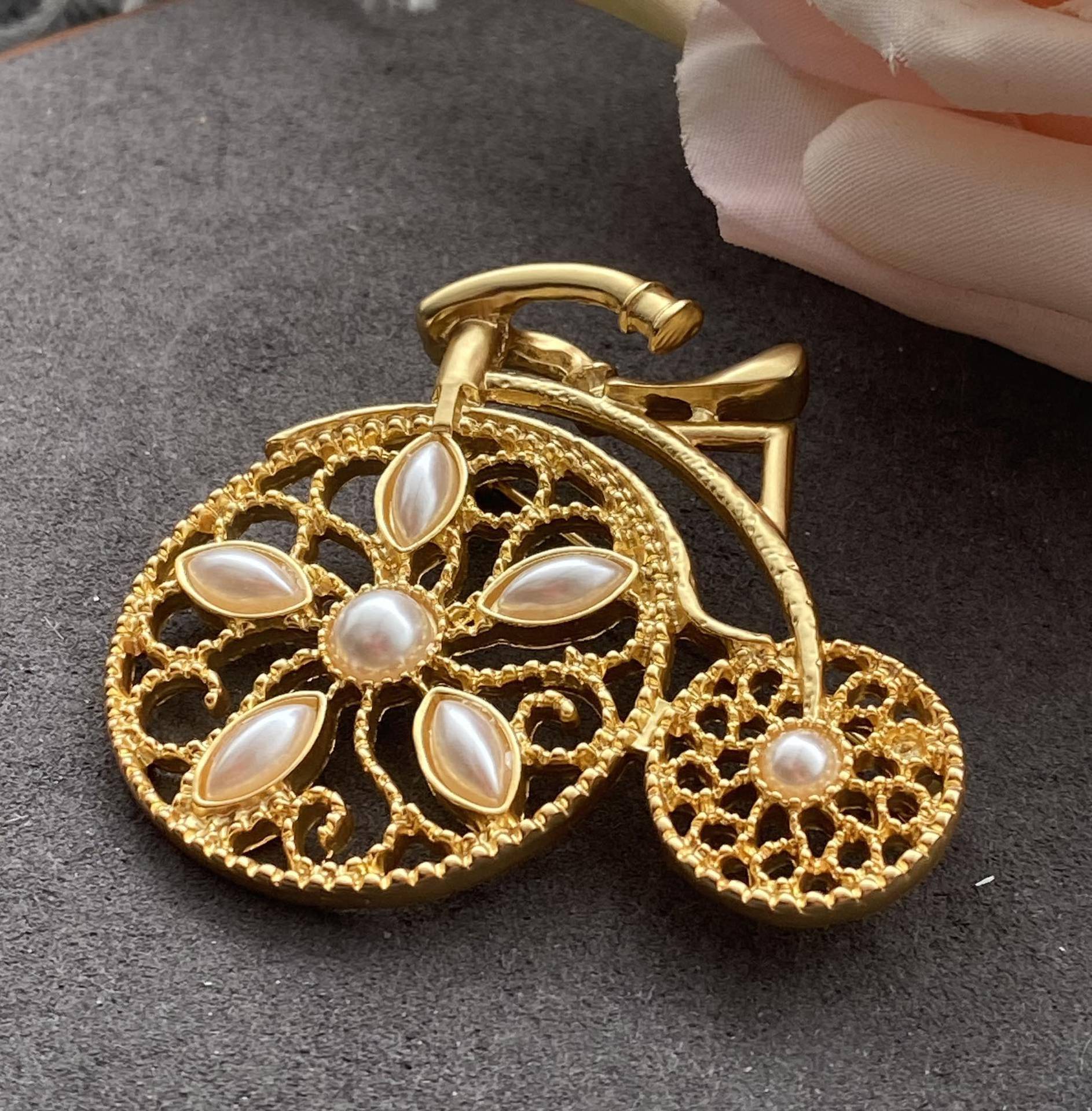 

Винтажный полый дизайн красивая маленькая брошь велосипед маленький ароматный корсаж классический универсальный Brooch бронзовый