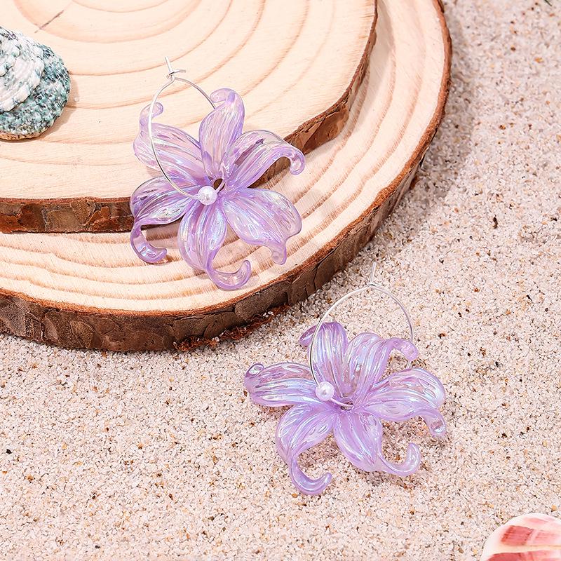 Minimalist Translucent Acrylic Six-Petal Flower Earrings with Pearls In Purple-White.