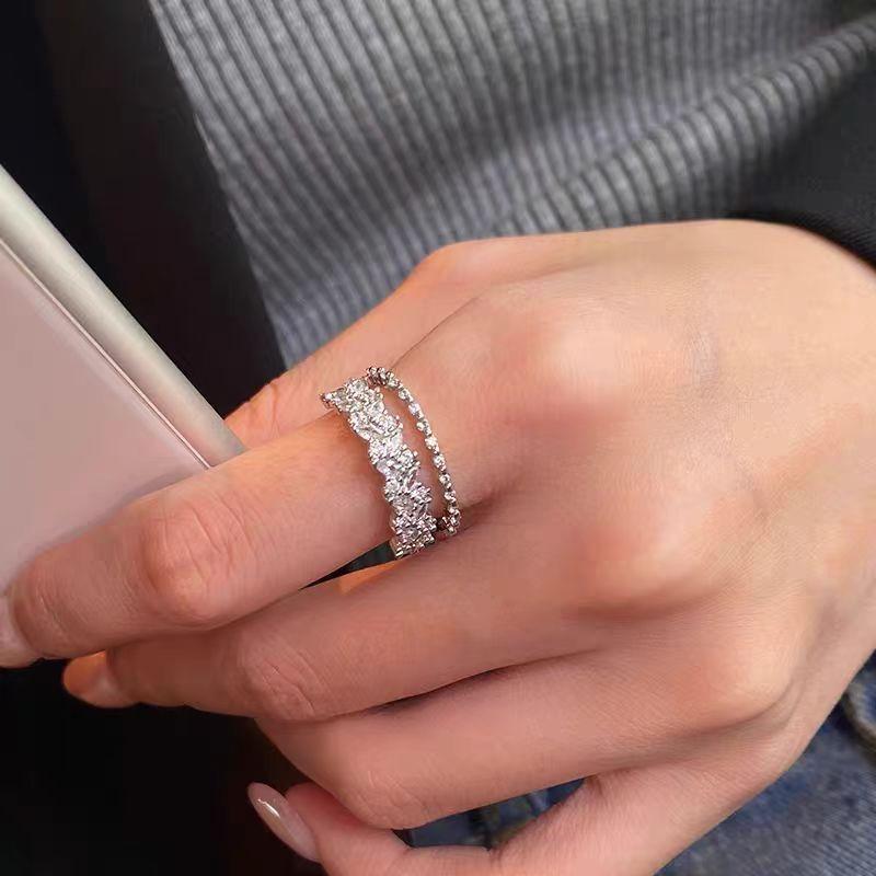Exquisite Diamond-studded Ring for Women, Exuding A Sophisticated and Fashionable Vibe, Featuring An Open Design for The Index Finger.