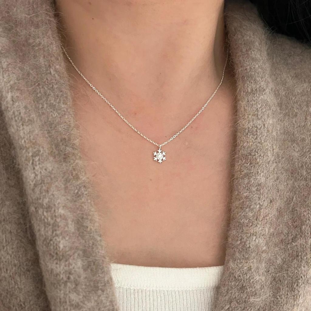 שרשרת פתית שלג לייט לוקסורי - עיצוב קוריאני אלגנטי לנשים