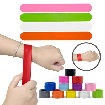 2 Stück Silikon-Snap-Kreis-Armband, selbstrollendes Armband mit Cartoon-Drucken. Einfach zu verwendendes Poster-Aufbewahrungswerkzeug