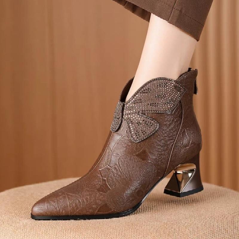 New autumn and winter leather to Martin boots women's pointed women's leather shoes medium heel Martin boots thick heel large size women's shoes