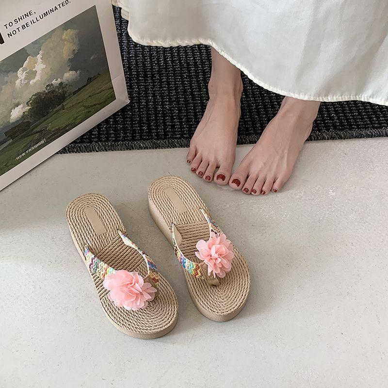 2025 summer new Xiaoxiang vacation beach shoes non-slip pinch sandals flip-flops women