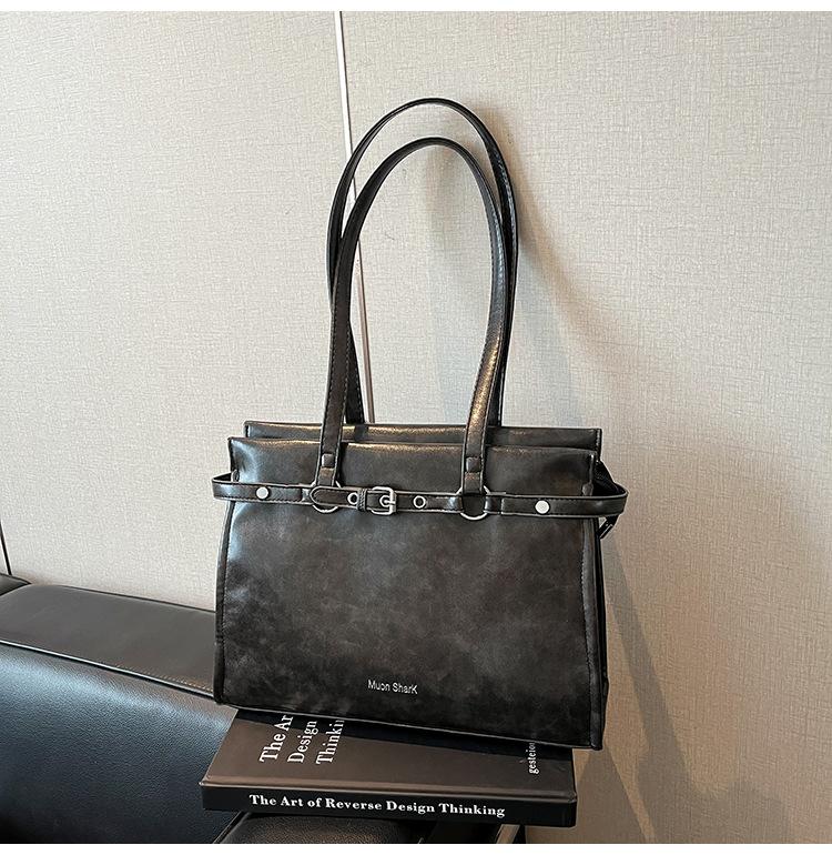 

Retro premium underarm bag women s bag 2025 new simple large-capacity tote bag shoulder briefcase