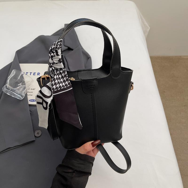 

Женская сумка кросс-боди 2025 новая модная повседневная ретро на плечо универсальная портативная сумка-ведро чёрный