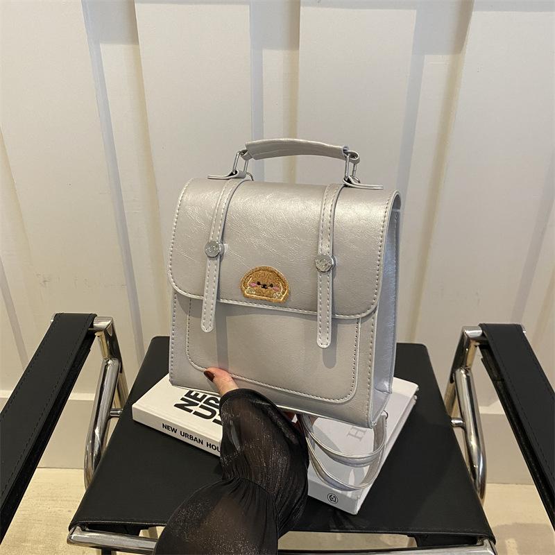 

Нишевая дизайнерская сумка 2025 новый рюкзак женский повседневный универсальный высококлассная сумочка для выхода в свет дорожный рюкзак серебряный