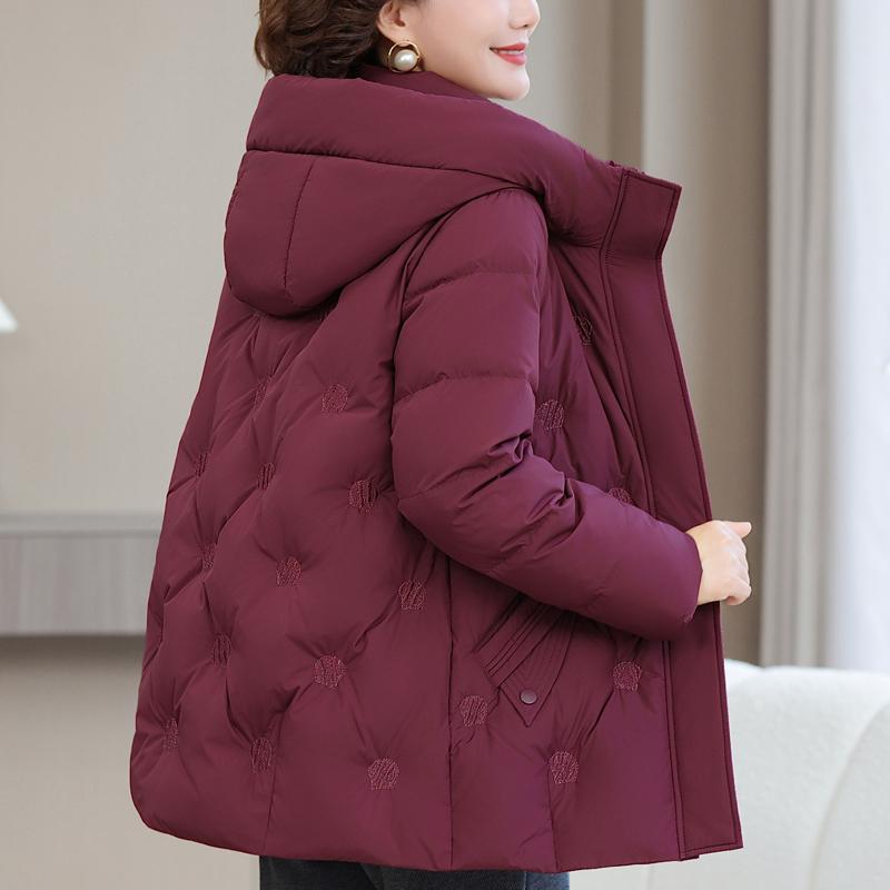 Nadměrná velikost XL-6XL Dámská krátká prošívaná bunda středního věku Zimní svrchní oděv s kapucí Elegantní výšivka Hřejivé péřové kabáty