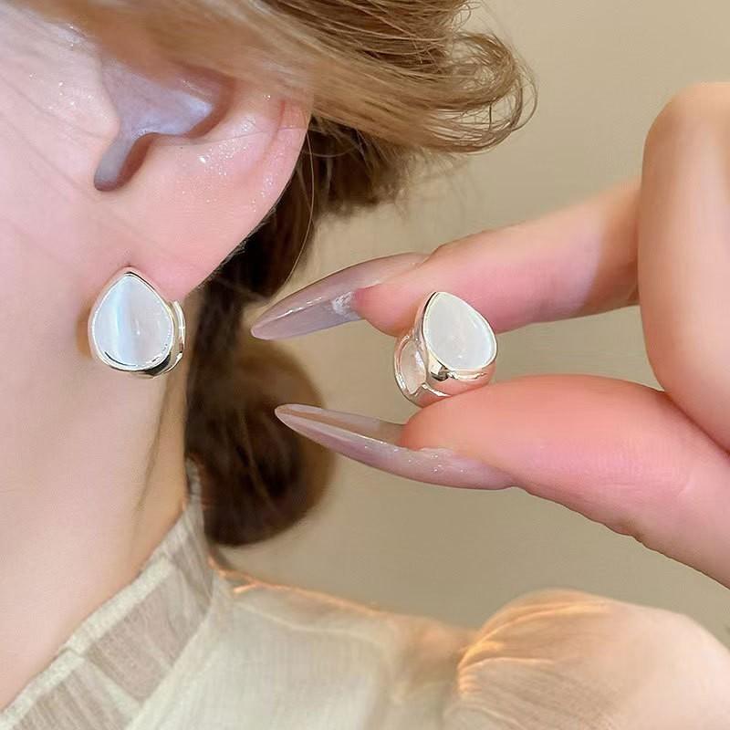 Orecchino Geometrico a Forma di Goccia d'Acqua in Opale Semplice e Compatto Orecchini di Lusso Leggero di Alta Gamma Moda Nicchia Gioielli per Orecchie