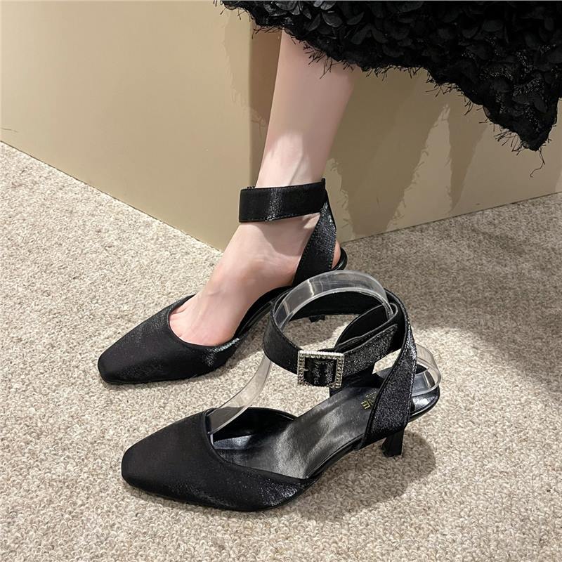 

Туфли на высоком каблуке женские летние 2025 новые черные сексуальные сандалии с тонким каблуком и неглубокой квадратной головкой универсальные сандалии с пряжкой на ремне 42