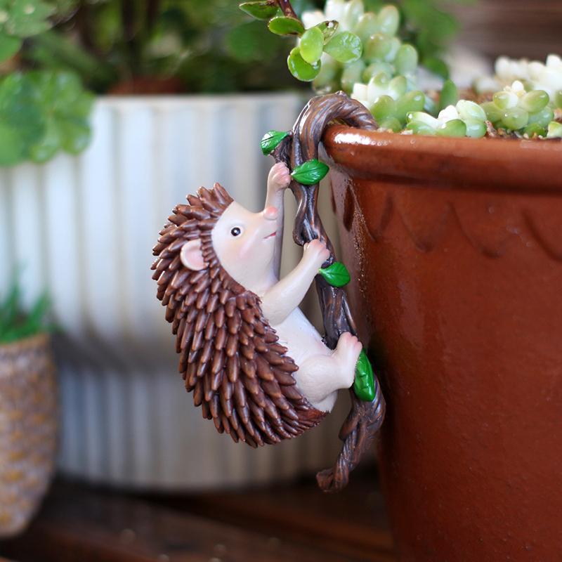 Cute Climbing Hedgehog Figurine Flower Pot Hugger, Resin Hanging Hedgehog Statue Outdoor Decor Fence Ornaments For Patio Lawn