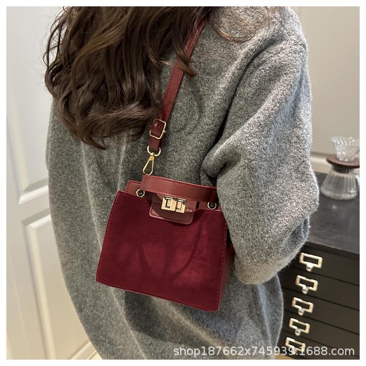 

2025 Женская сумка-тоут с текстурой большой вместимости на плечо: Европейская и американская мода для работы и поездок Wine Red