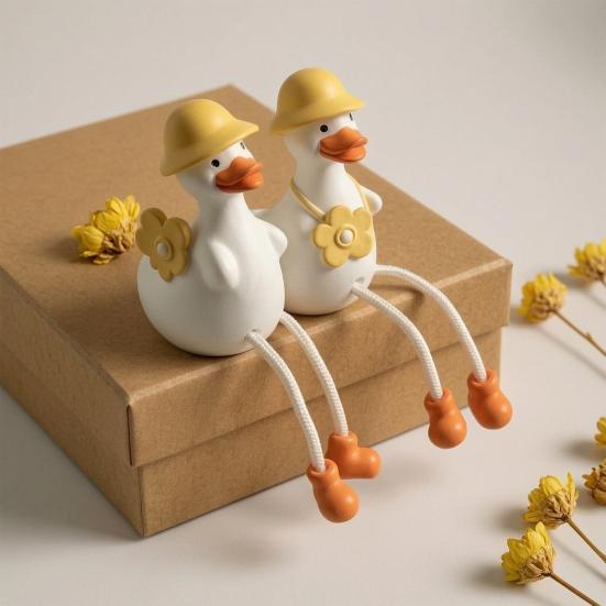 2 Stück Regal-Sitzer mit baumelnden Beinen, Kleine Harz-Entenfigurine, Niedliche Dekorative Gänse-Statue mit Gelben Hüten für Innen-Heim-Schreibtisch-Tisch-Dekoration