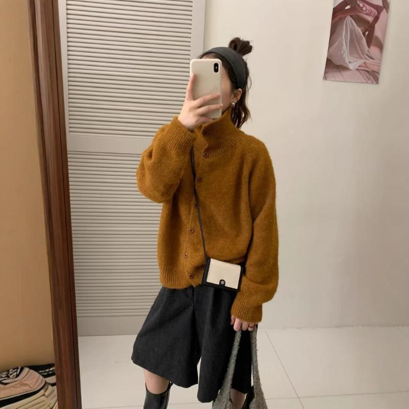 High-necked single-row wooden buckle plush knitted cardigan women's simple retro small fresh shoulder-plugged long-sleeved jacket