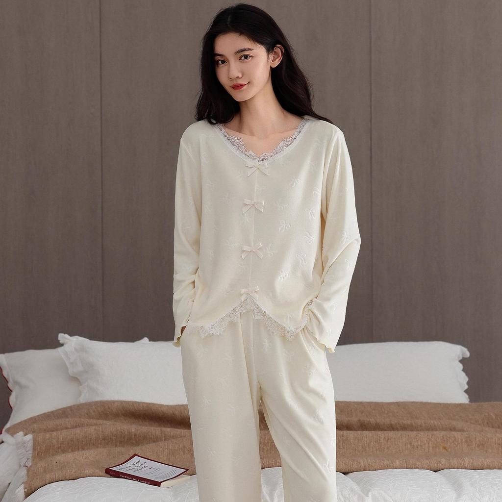 Women's Long-Sleeve Sea Island Velvet Pajamas Set - Winter Warm, Cute Style, Suitable for Outdoor Wear.