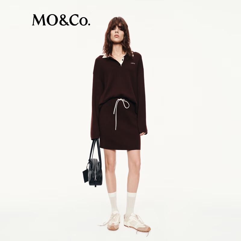 

МО&Ко. Трикотажное платье H-силуэта с коротким рукавом и воротником поло M