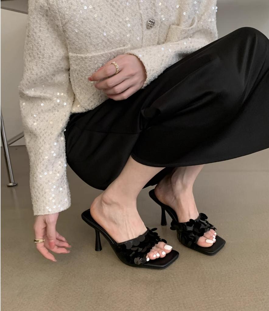 Hongkong vielseitige Pailletten coole Hausschuhe 2025 Sommer neu Temperament Feenstil Ein-Wort-Slipper offene Zehen Stiletto Mules