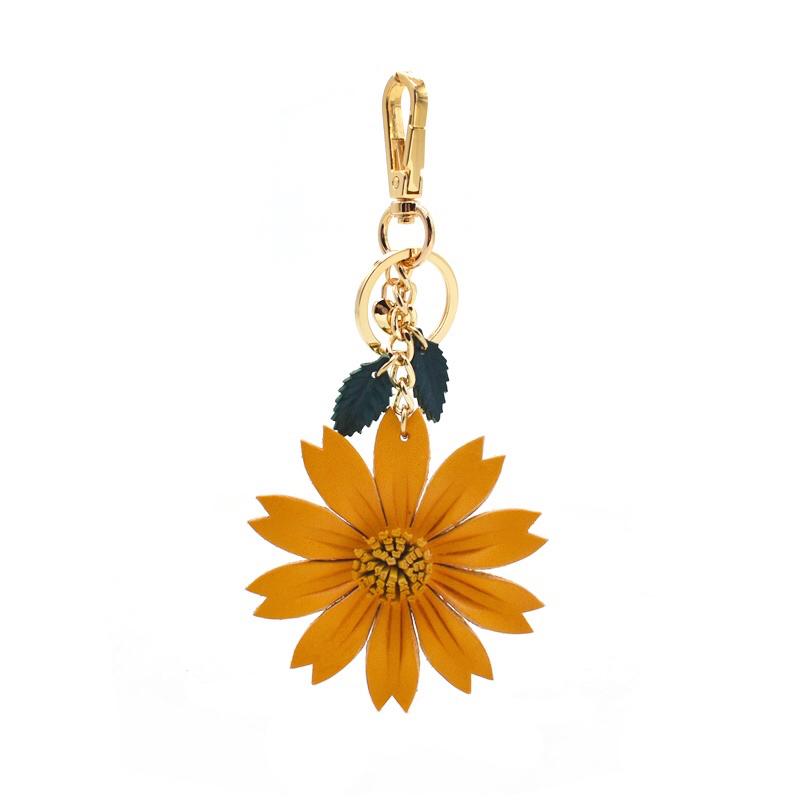 Leather Daisies~ Nordic Ins Flower Three-dimensional Bag Pendant Cowhide Pendant Car Keychain Handbook Bookmark