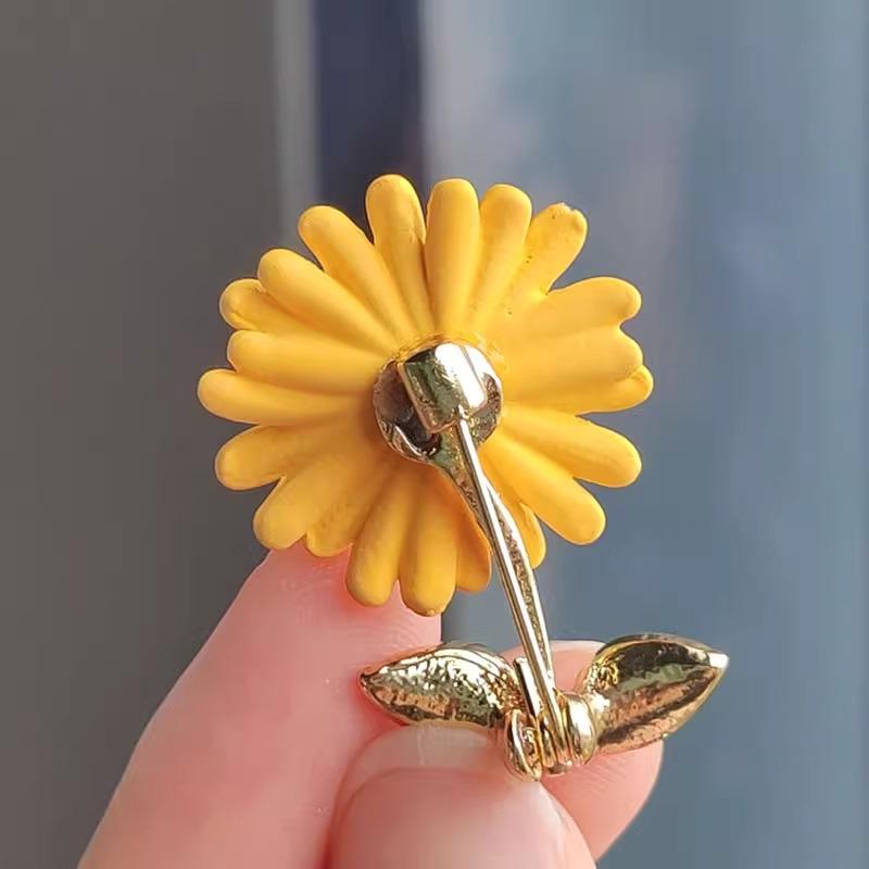 Trendy Sunflower Metal Brooch Exquisite Rhinestone Leaf Lapel Pins for Women Clothing Suit Badges Jewelry Accessories Gift