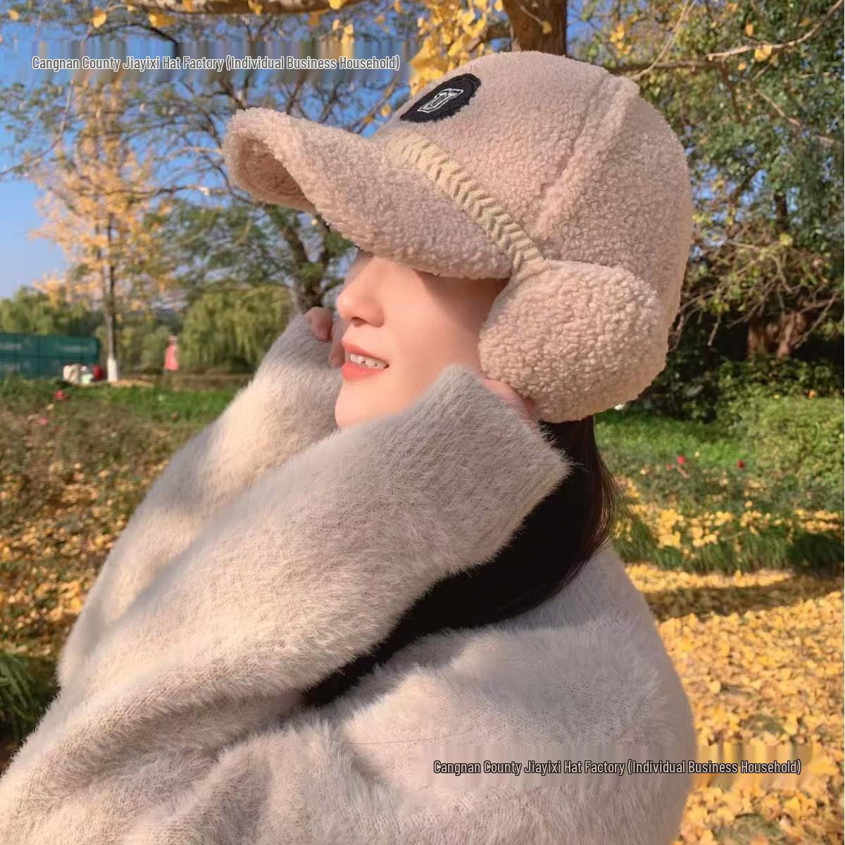 

Женская зимняя бейсболка с ушками и вышивкой буквы U One Size чёрный