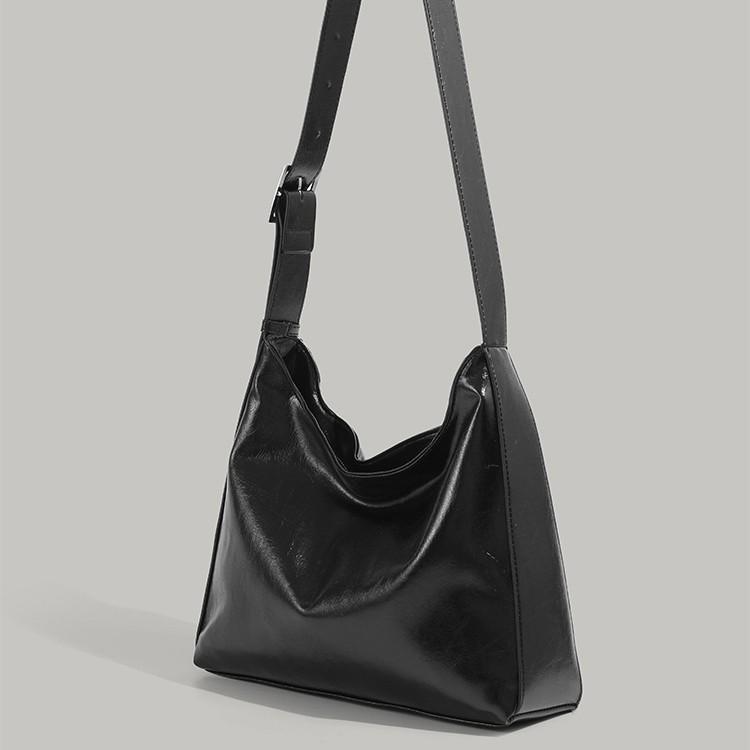 Simple Large Capacity Underarm Bag for Women 2024 New Versatile Commuter Tote Bag Fashionable Elegant Single Shoulder Crossbody Bag