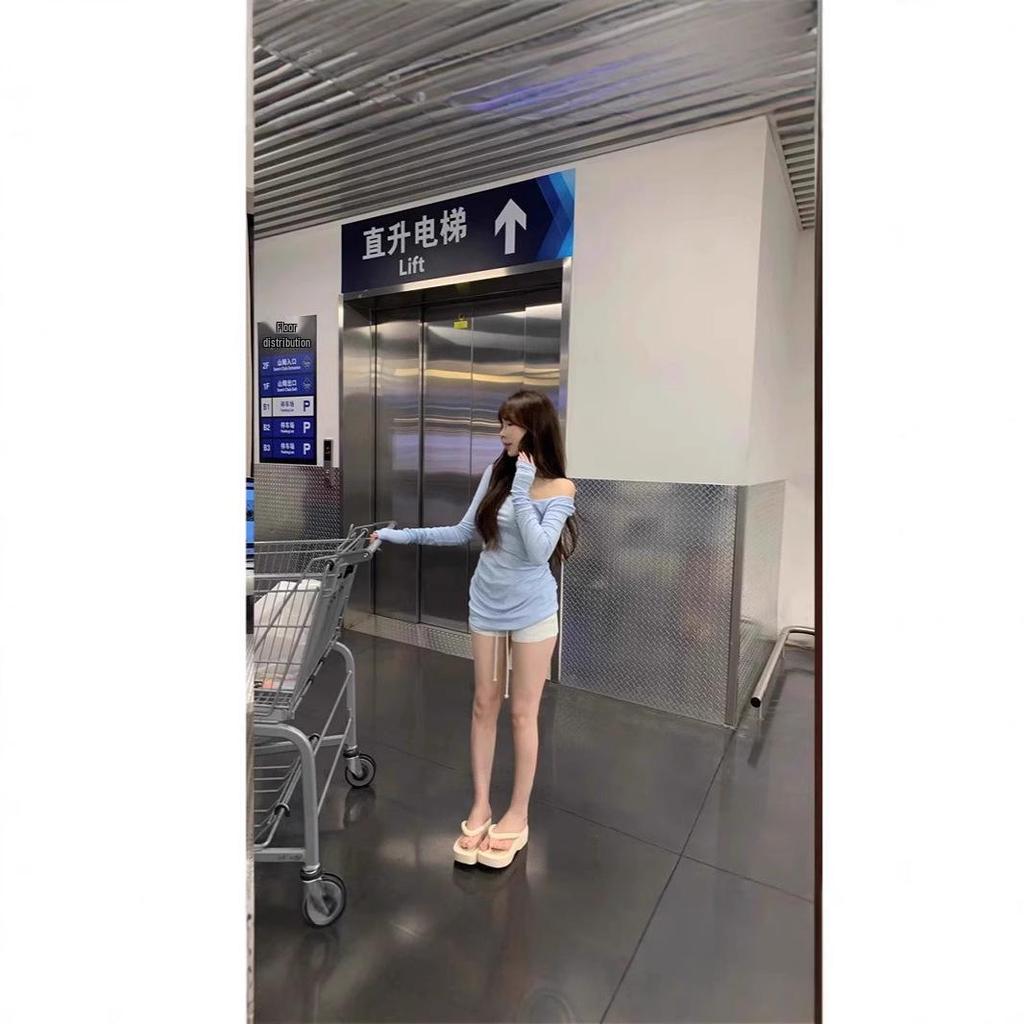 Damski T-shirt z dekoltem w U, dopasowany, niebieski, z długim rękawem | Moda Lato 2025