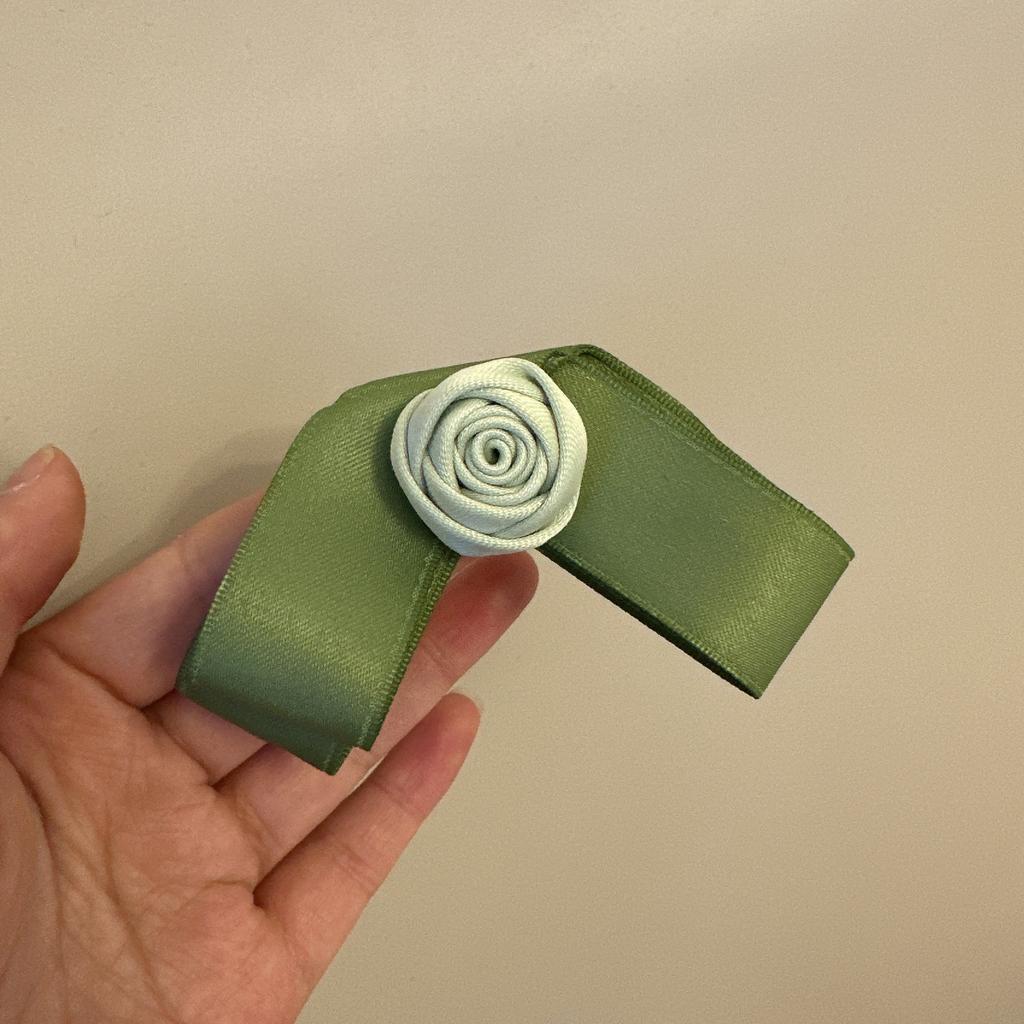 Modische Haarspangen im koreanischen Stil für Damen Stoffkunst Rosenblume Haarspange Neues Produkt Kopfschmuck