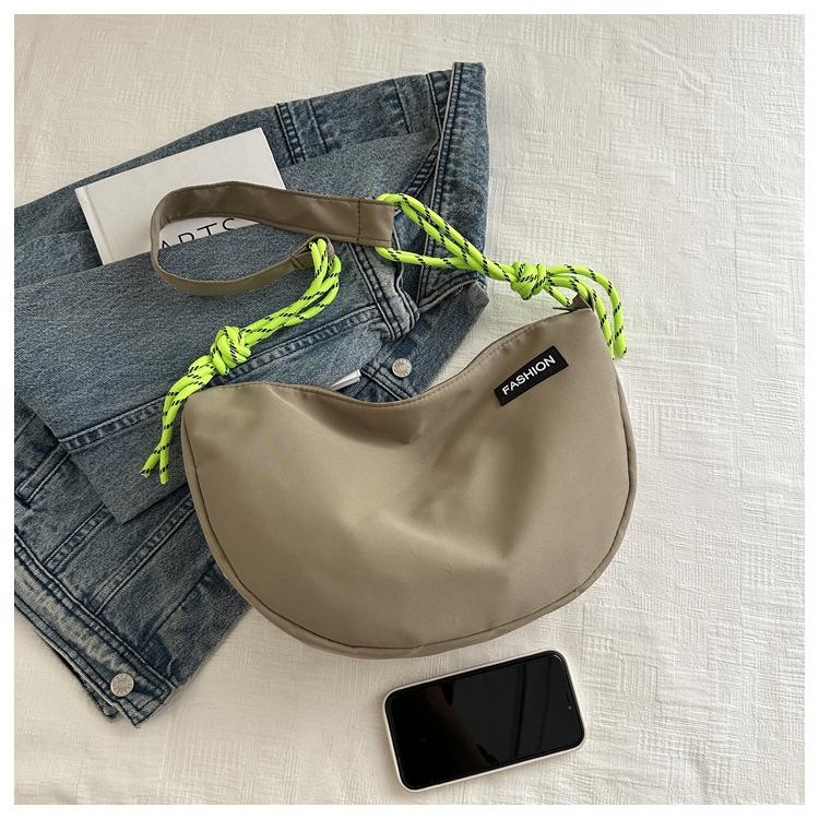 Neue geflochtener Riemen Trendige virale Umhängetasche Mode Schulter Knödeltasche