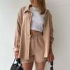 Damen Sommer Streetwear Set: Leichtes langes Hemd und hochtaillierte Shorts