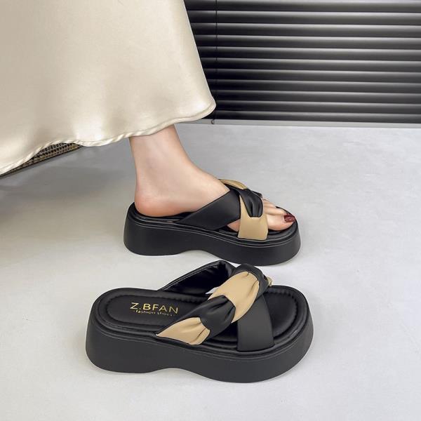 Fashion Shoes Woman 2025 House Slippers Platform Pantofle Flat New Soft Summer Slides Casual Leisure Slippers Women Summer Slides Female
