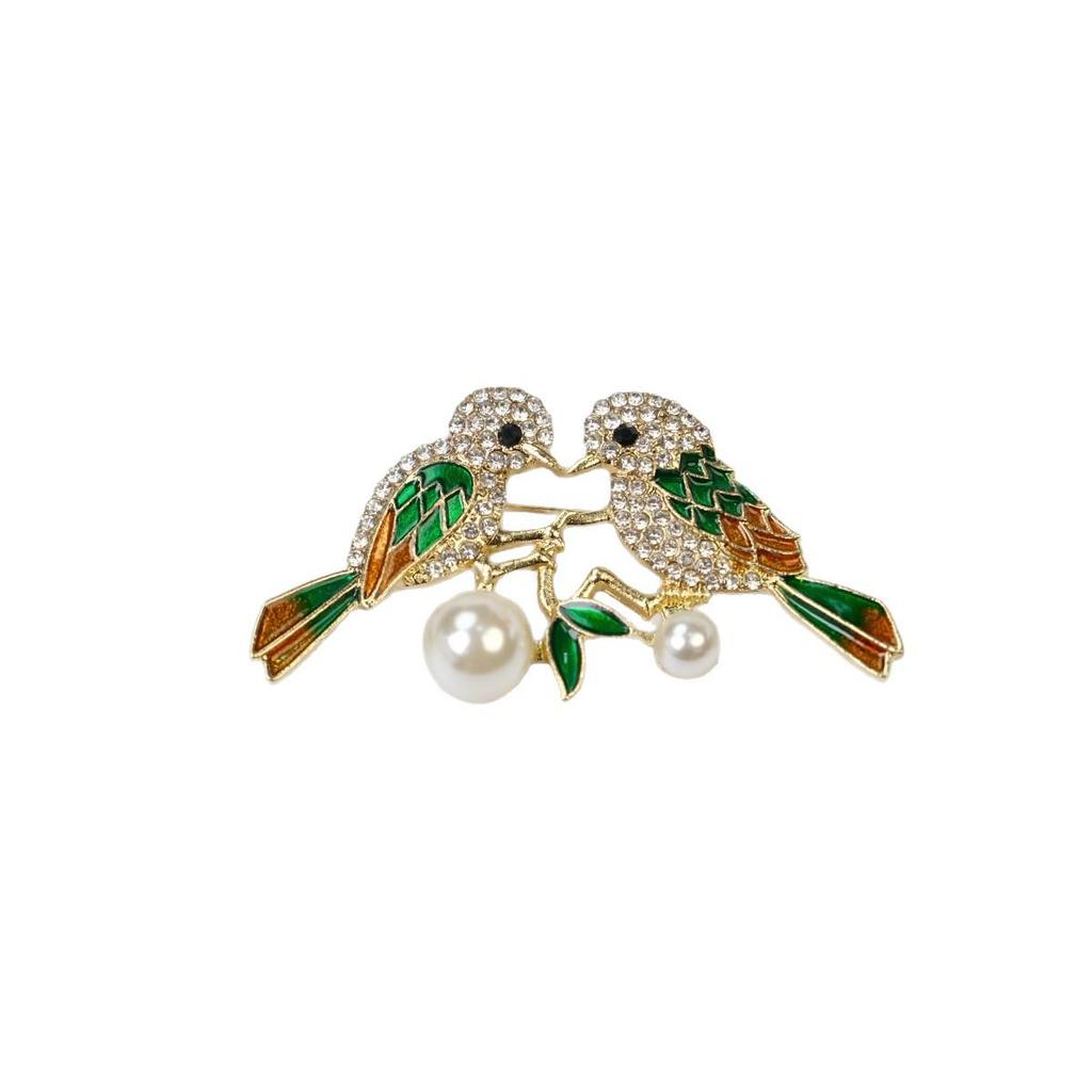 Luxury Magpie Brooch with Diamond and Pearl Inlay - Chic, Versatile Fashion Accessory.