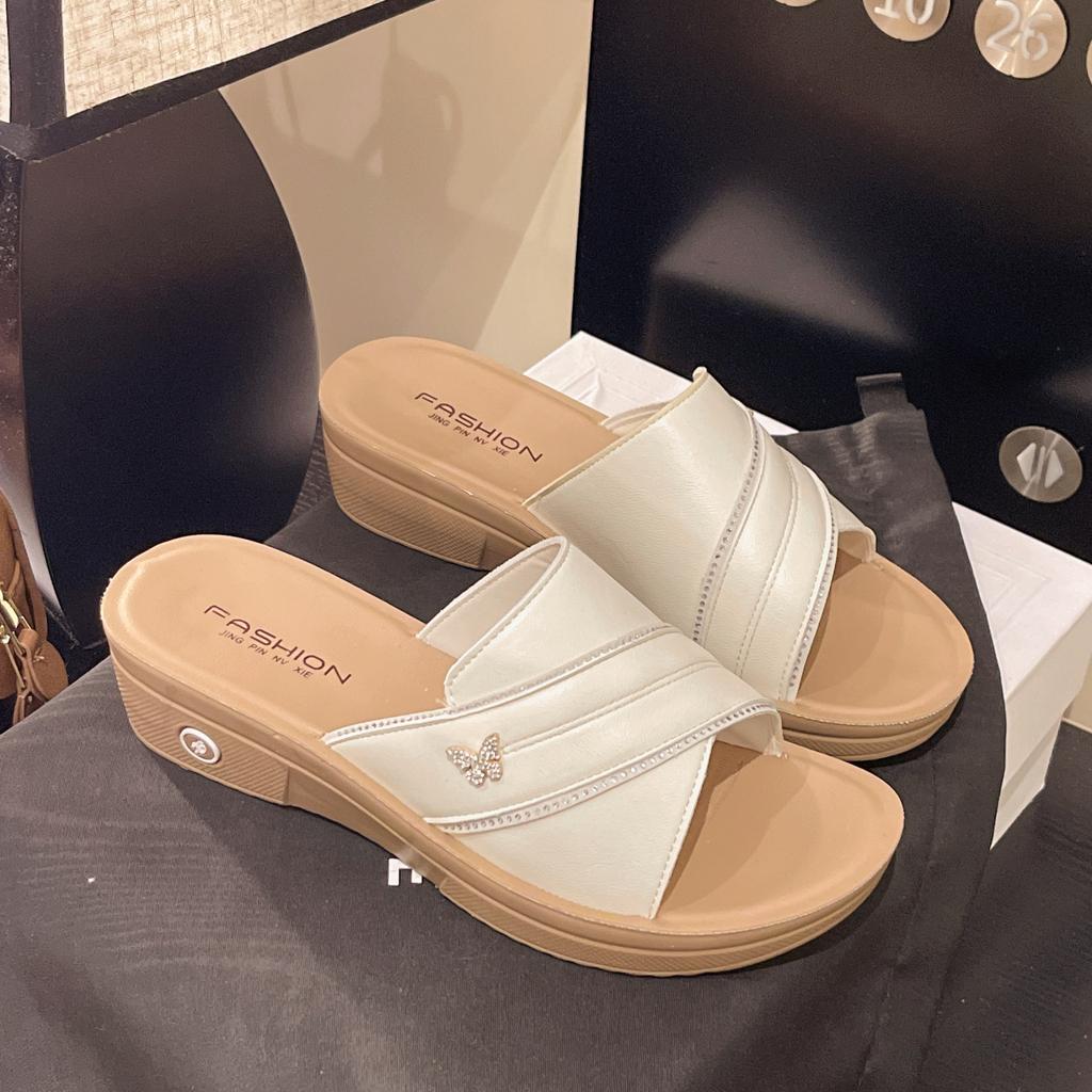 Summer new women's shoes soft-soled non-slip women's slippers wear platform-soled beach shoes women's simple and versatile word with sandals