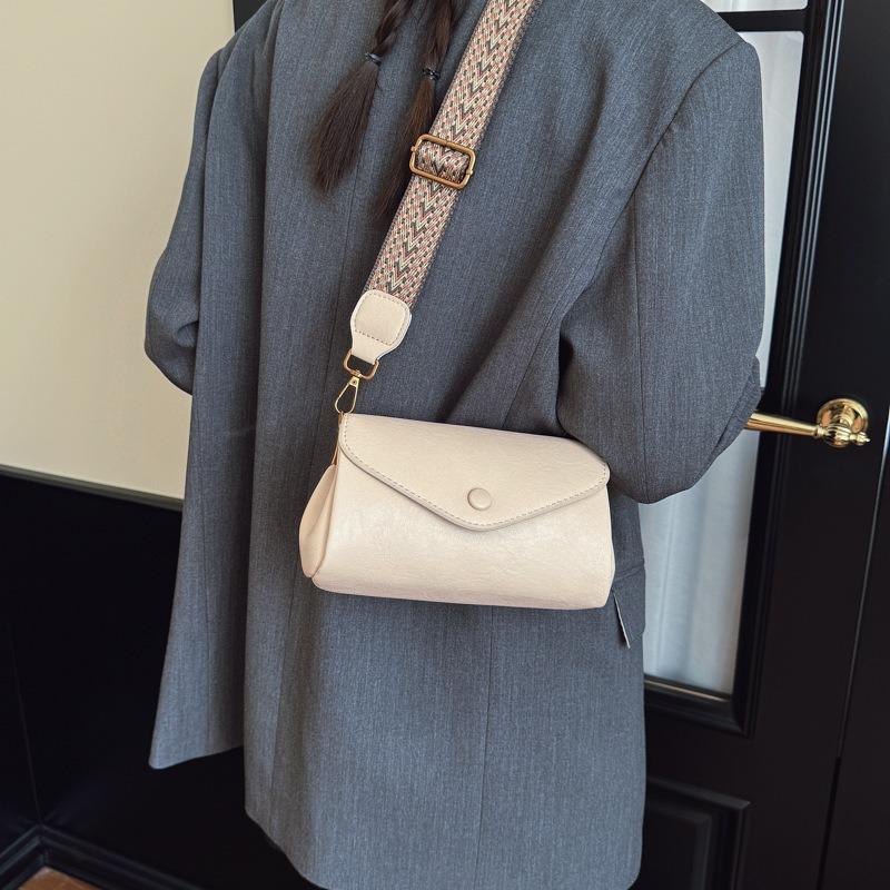 Popular bags women's new autumn and winter retro casual commuting shoulder messenger bag pillow bag