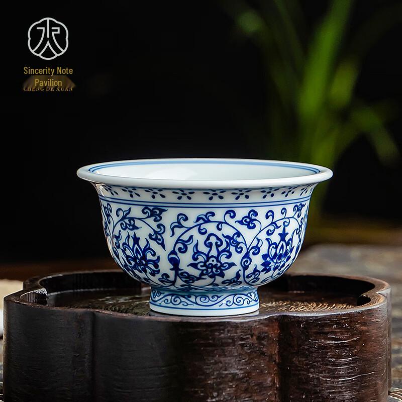Цзиндэчжэнь Ручная роспись Сине-белая Чашка для чая Мастер Юнлэ с лотосом