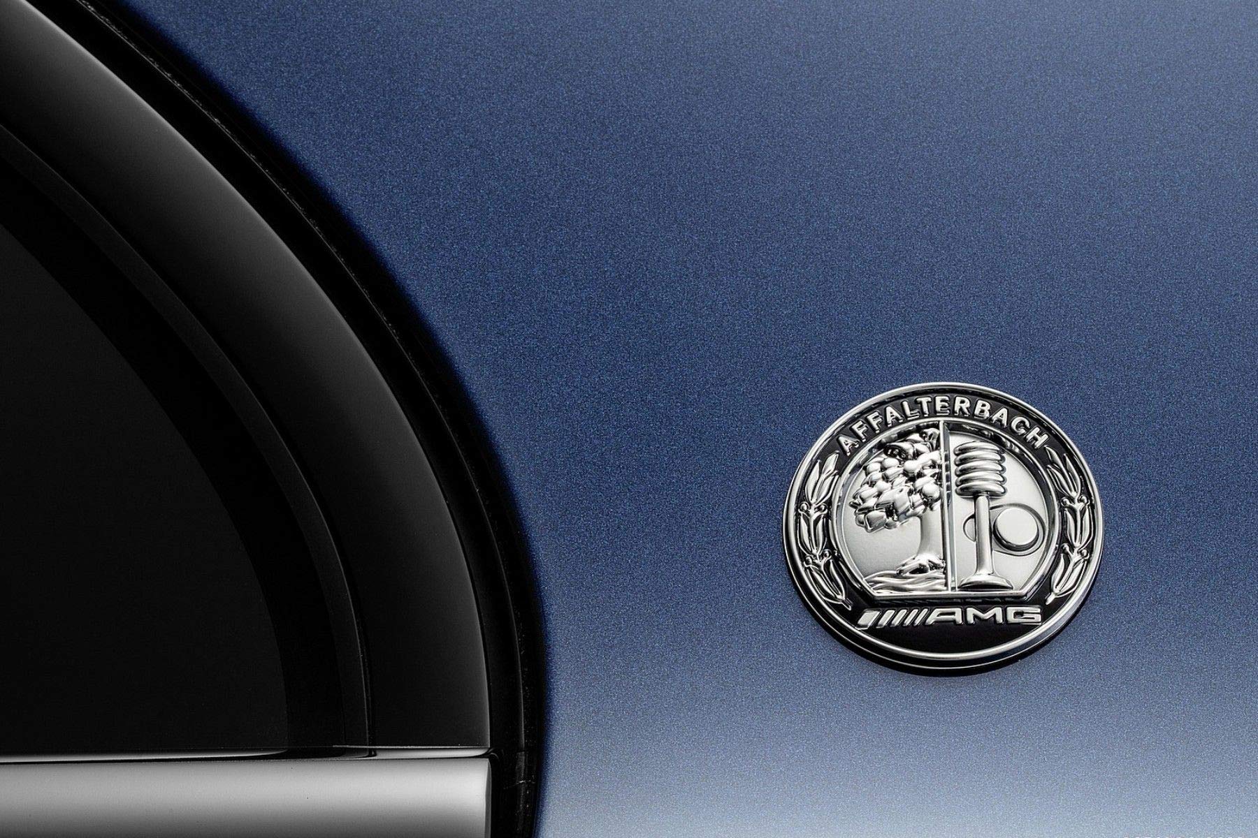 

Оригинальный значок AMG Affalterbach W222 с клейкой лентой Mercedes-Benz на задней стойке