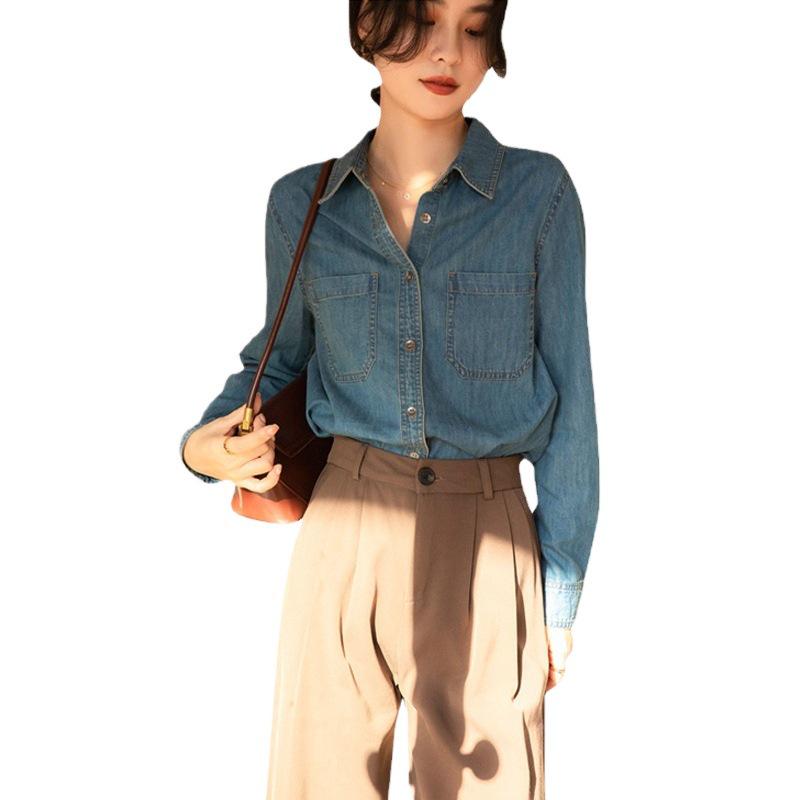 Damska koszula dżinsowa w stylu retro, niebieska, z prostymi ramionami – inspirowany stylem francuskim projekt na wiosnę i jesień 2023