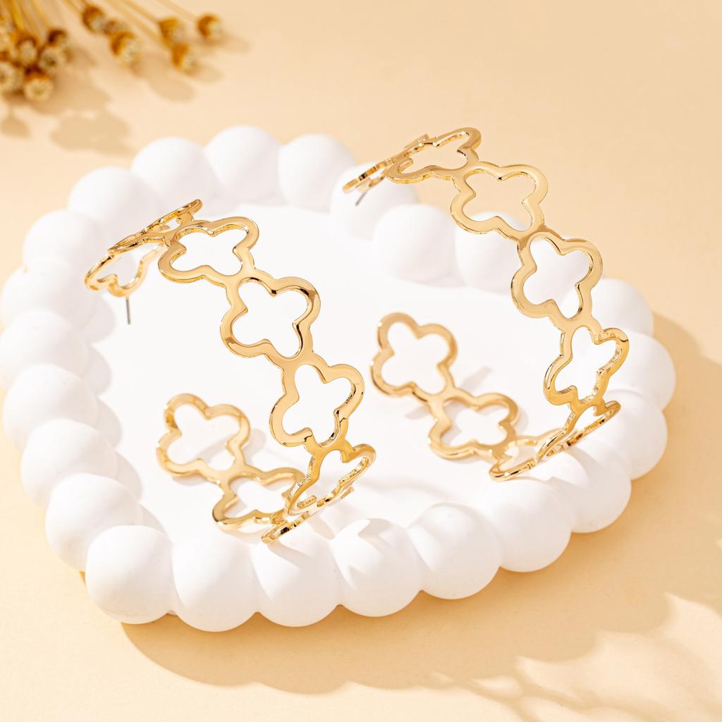 A Pair of Women's Earrings Hollowed-Out Flower Casual Earrings Suitable for Daily and Vacation Wear