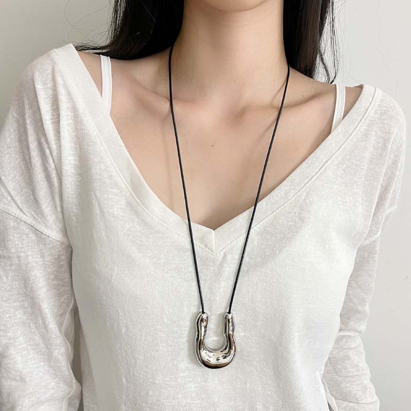 Vintage Metal U-Shaped Pendant Necklaces for Women Trendy Black Long Leather Rope Adjustable Sweater Chain Jewelry Accessories