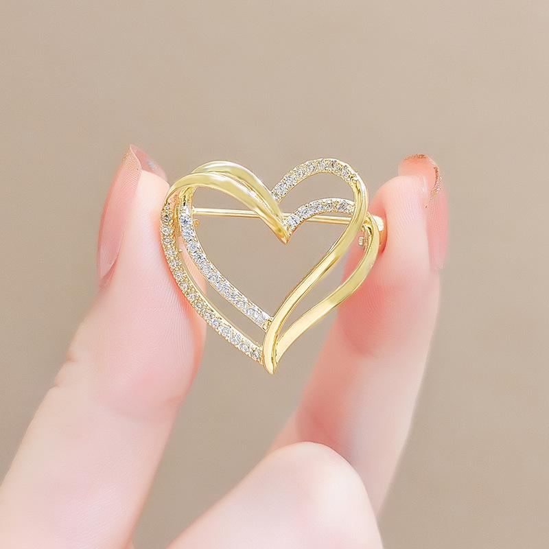 

Элегантный женский осенне-зимний пиджак с золотой брошью-булавкой в виде сердца