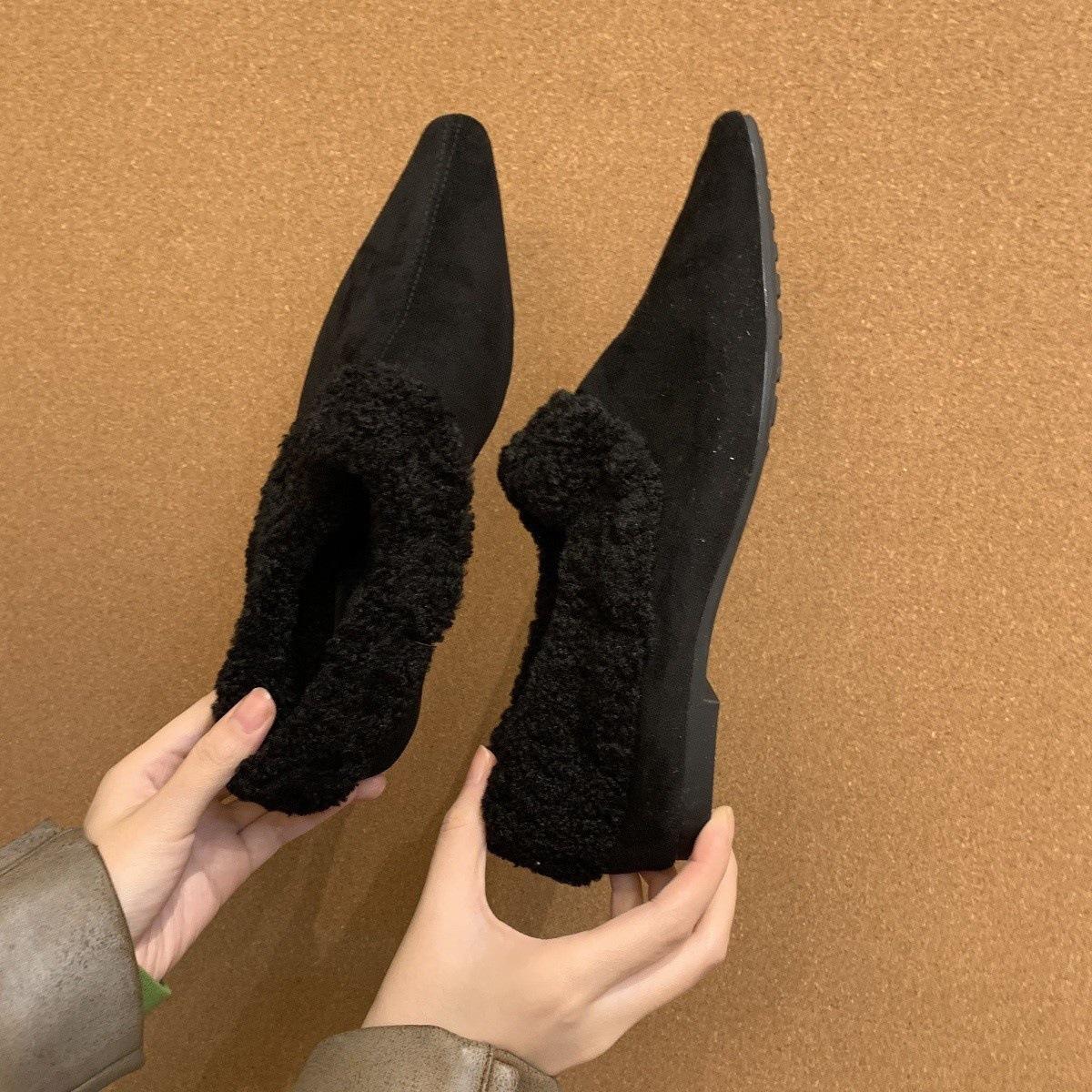 

One-pedal fluffy shoes women s winter velvet pointed flat-soled single shoes warm cotton shoes 42 чорний