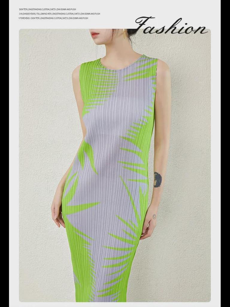 Japanese-Style Sleeveless Pleated Dress - Women's Medium-Length Slim Fit.
