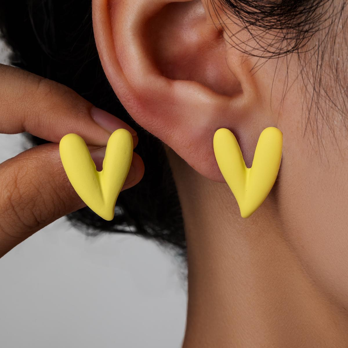 

1 pair of fashionable and sexy colored painted leopard print heart-shaped earrings for women, versatile for daily use