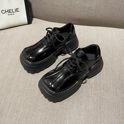 Novos sapatos de couro de sola grossa e bico quadrado de outono para mulheres, estilo universitário japonês, retrô, design de nicho único, sapatos esportivos de bico grande