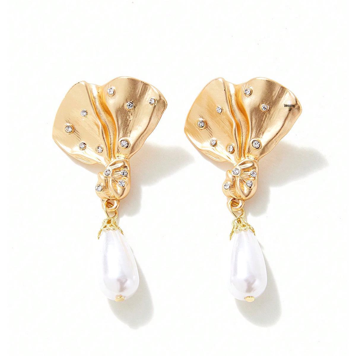 Pleated Butterfly Tassel Earrings with Leaf and Pearl Details золотой
