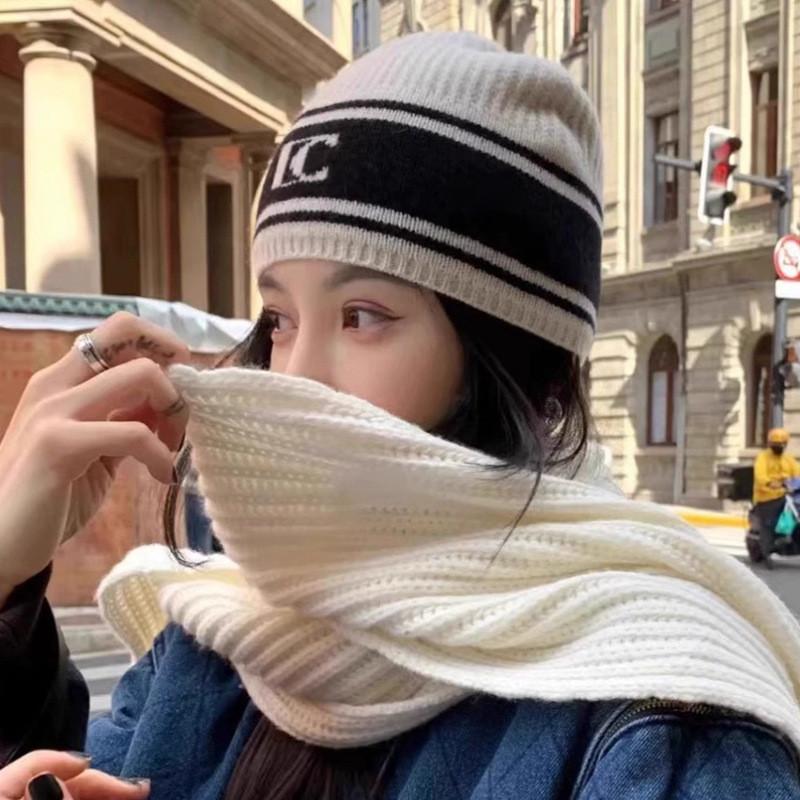

Dalai Lama Knitted Hat For Women Casual Winter Ear Cover Black White Letter Fashion Accessory білий